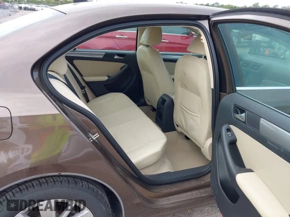 ✅ 2015 Volkswagen Jetta SE • VIN: 3VWD07AJXFM289988 • Лот: 42322842. Опубликован ранее на IAAI с пробегом 131 998 миль. Бесплатный доступ к архиву аукционных продаж из США и подробный отчёт об истории автомобиля на DreamBid. Изображение 8.