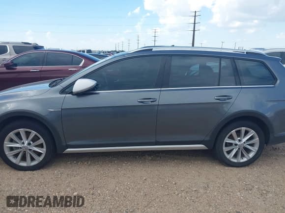 ✅ 2017 Volkswagen Golf S • VIN: 3VWH17AU6HM511650 • Lot: 42639839. Listed on IAAI with 99,594 mi. Free auction sales archive from the USA and detailed vehicle history report at DreamBid. Image 14.