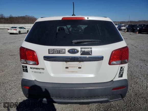 ✅ 2011 Kia Sorento LX • VIN: 5XYKTCA19BG021855 • Lot: 41626095. Listed on Copart with 157,453 mi. Free auction sales archive from the USA and detailed vehicle history report at DreamBid. Image 6.