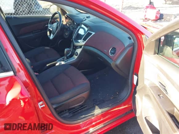 2012 Chevrolet Cruze 1LT z VIN 1G1PF5SC6C7362579, wystawiony jako IAAI lot #43487874 z przebiegiem 151 740 mil mil oraz . Historia ofert i sprzedaży dostępna na DreamBid. Obrazek 5.