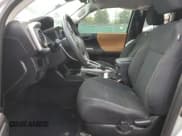 ✅ 2019 Toyota Tacoma SR5 • VIN: 5TFRX5GN9KX146280 • Лот: 86521775. Опубликован ранее на Copart с пробегом 92 273 миль. Бесплатный доступ к архиву аукционных продаж из США и подробный отчёт об истории автомобиля на DreamBid. Изображение 7.