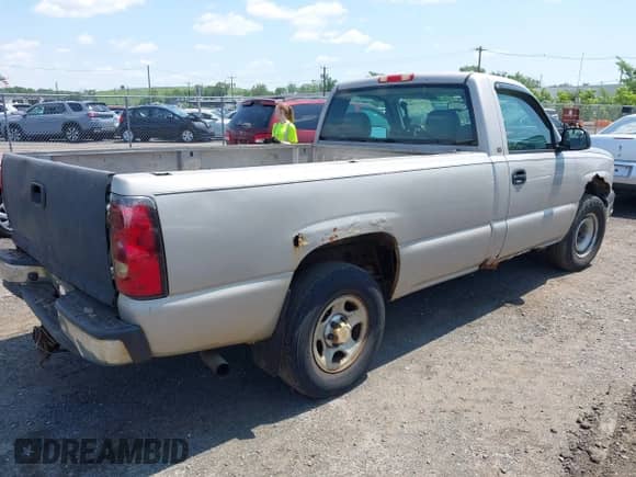 2004 Chevrolet Silverado 1500 z VIN 1GCEC14T44Z315053, wystawiony jako IAAI lot #42557998 z przebiegiem 130 016 mil mil oraz . Historia ofert i sprzedaży dostępna na DreamBid. Obrazek 4.