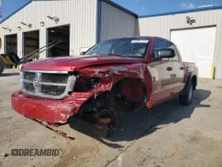 2008 Dodge Dakota SLT z VIN 1D7HW48N48S539736, wystawiony jako Copart lot #57691773 z przebiegiem 154 021 mil mil oraz Szkoda całkowita • Salvage title. Historia ofert i sprzedaży dostępna na DreamBid. Obrazek 1.