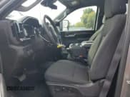 ✅ 2025 Chevrolet Silverado 2500HD LT • VIN: 2GC1KNEY0S1210275 • Lot: 84286885. Wystawiony na Copart z przebiegiem 9 525 mil. Bezpłatny archiwum sprzedaży aukcyjnych z USA i szczegółowy raport historii pojazdu na DreamBid. Zdjęcie 7.