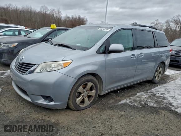 ✅ 2013 Toyota Sienna LE • VIN: 5TDKK3DC1DS328622 • Lot: 95694295. Listed on Copart with 235,597 mi. Free auction sales archive from the USA and detailed vehicle history report at DreamBid. Image 1.