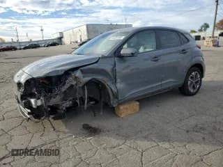 ✅ 2023 Hyundai Kona SEL • VIN: KM8K33AGXPU179286 • Лот: 91528195. Опубликован ранее на Copart с пробегом 26 812 миль. Бесплатный доступ к архиву аукционных продаж из США и подробный отчёт об истории автомобиля на DreamBid. Изображение 1.