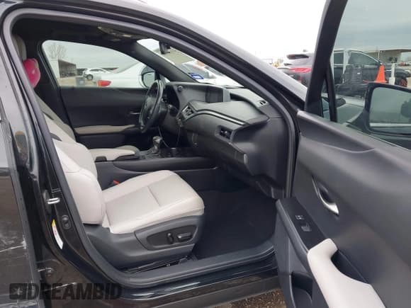 ✅ 2019 Lexus UX 200 • VIN: JTHY3JBH8K2013667 • Lot: 41635062. Wystawiony na IAAI z przebiegiem 75 863 mil. Bezpłatny archiwum sprzedaży aukcyjnych z USA i szczegółowy raport historii pojazdu na DreamBid. Zdjęcie 5.