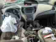 2017 Hyundai Santa Fe 2.4L z VIN 5XYZU3LB6HG471750, wystawiony jako Copart lot #81209935 z przebiegiem Nie podano mil oraz Szkoda całkowita • Salvage title. Historia ofert i sprzedaży dostępna na DreamBid. Obrazek 8.