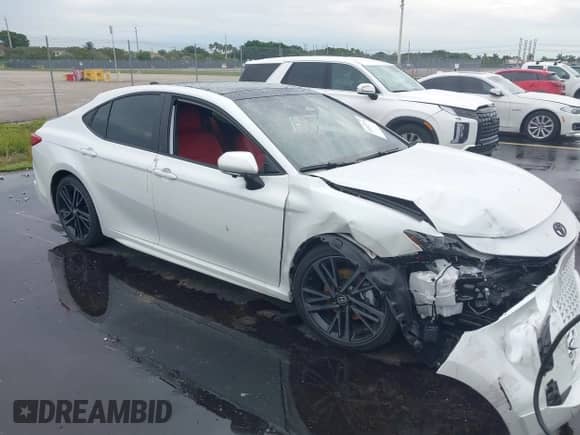 2025 Toyota Camry LE z VIN 4T1DAACK6SU606394, wystawiony jako IAAI lot #43223731 z przebiegiem 2 874 mil mil oraz . Historia ofert i sprzedaży dostępna na DreamBid. Obrazek 1.