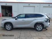 ✅ 2020 Toyota Highlander LE • VIN: 5TDBZRBH8LS511947 • Lot: 43113104. Listed on IAAI with 64,294 mi. Free auction sales archive from the USA and detailed vehicle history report at DreamBid. Image 15.