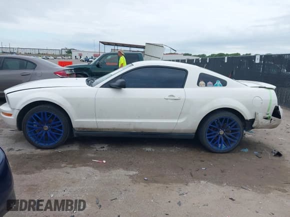 ✅ 2007 Ford Mustang Deluxe • VIN: 1ZVFT80N675258268 • Lot: 42351532. Listed on IAAI with 164,868 mi. Free auction sales archive from the USA and detailed vehicle history report at DreamBid. Image 14.