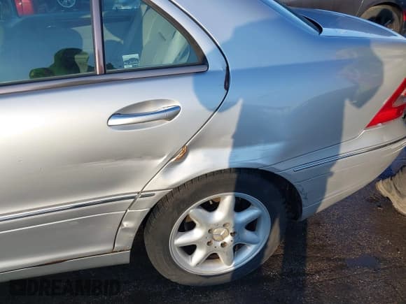 ✅ 2003 Mercedes-Benz C 240 • VIN: WDBRF61J73A429813 • Lot: 41544468. Wystawiony na IAAI z przebiegiem 225 247 mil. Bezpłatny archiwum sprzedaży aukcyjnych z USA i szczegółowy raport historii pojazdu na DreamBid. Zdjęcie 6.