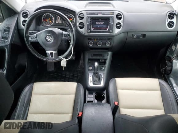 ✅ 2016 Volkswagen Tiguan S • VIN: WVGAV7AX0GW574191 • Lot: 85672445. Wystawiony na Copart z przebiegiem 80 593 mil. Bezpłatny archiwum sprzedaży aukcyjnych z USA i szczegółowy raport historii pojazdu na DreamBid. Zdjęcie 8.