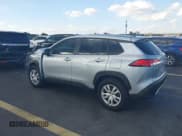 ✅ 2025 Toyota Corolla Cross L • VIN: 7MUAAAAG9SV145854 • Lot: 43713390. Wystawiony na IAAI z przebiegiem 3 767 mil. Bezpłatny archiwum sprzedaży aukcyjnych z USA i szczegółowy raport historii pojazdu na DreamBid. Zdjęcie 3.