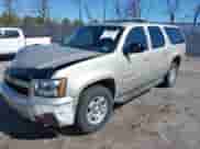 2014 Chevrolet Suburban LT z VIN 1GNSKJE71ER145069, wystawiony jako IAAI lot #41855455 z przebiegiem 197 617 mil mil oraz . Historia ofert i sprzedaży dostępna na DreamBid. Obrazek 2.