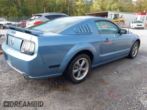 ✅ 2006 Ford Mustang GT Deluxe • VIN: 1ZVHT82H465228409 • Lot: 43337448. Wystawiony na IAAI z przebiegiem 196 538 mil. Bezpłatny archiwum sprzedaży aukcyjnych z USA i szczegółowy raport historii pojazdu na DreamBid. Zdjęcie 4.