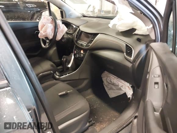 ✅ 2020 Chevrolet Trax LS • VIN: 3GNCJKSB6LL260650 • Lot: 43568393. Wystawiony na IAAI z przebiegiem 14 828 mil. Bezpłatny archiwum sprzedaży aukcyjnych z USA i szczegółowy raport historii pojazdu na DreamBid. Zdjęcie 5.