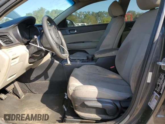 ✅ 2016 Kia Optima LX • VIN: 5XXGT4L39GG027581 • Lot: 87127025. Wystawiony na Copart z przebiegiem 220 695 mil. Bezpłatny archiwum sprzedaży aukcyjnych z USA i szczegółowy raport historii pojazdu na DreamBid. Zdjęcie 7.