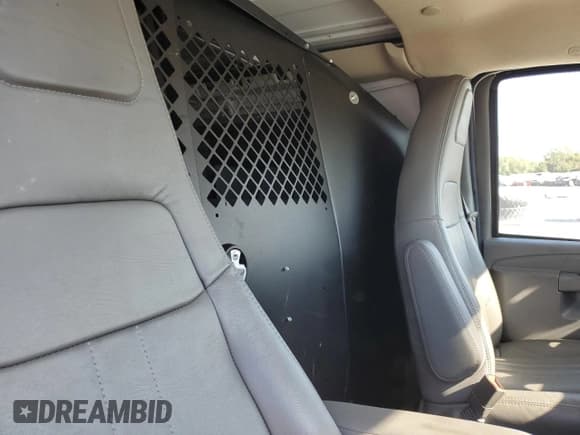 ✅ 2024 Chevrolet Express Cargo • VIN: 1GCWGAFP4R1239977 • Lot: 85538355. Wystawiony na Copart z przebiegiem Nie podano. Bezpłatny archiwum sprzedaży aukcyjnych z USA i szczegółowy raport historii pojazdu na DreamBid. Zdjęcie 11.