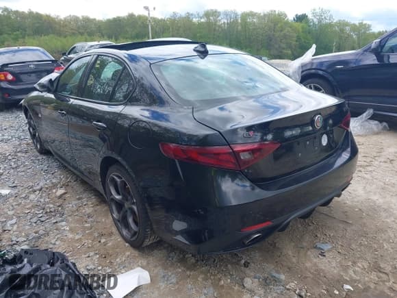 ✅ 2018 Alfa Romeo Giulia Ti Sport • VIN: ZARFAEEN5J7597346 • Лот: 42144332. Опубликован ранее на IAAI с пробегом Не указан. Бесплатный доступ к архиву аукционных продаж из США и подробный отчёт об истории автомобиля на DreamBid. Изображение 3.