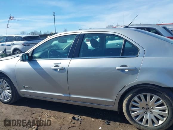 ✅ 2010 Mercury Milan Hybrid • VIN: 3MEDM0L37AR645773 • Lot: 41692785. Listed on IAAI with 99,510 mi. Free auction sales archive from the USA and detailed vehicle history report at DreamBid. Image 15.
