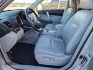 ✅ 2011 Toyota Highlander • VIN: 5TDZK3EH0BS048910 • Lot: 86626665. Wystawiony na Copart z przebiegiem 196 668 mil. Bezpłatny archiwum sprzedaży aukcyjnych z USA i szczegółowy raport historii pojazdu na DreamBid. Zdjęcie 7.