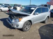 ✅ 2010 Toyota RAV4 Sport • VIN: JTMRK4DV5A5086554 • Лот: 43665353. Опубликован ранее на IAAI с пробегом 136 194 миль. Бесплатный доступ к архиву аукционных продаж из США и подробный отчёт об истории автомобиля на DreamBid. Изображение 2.