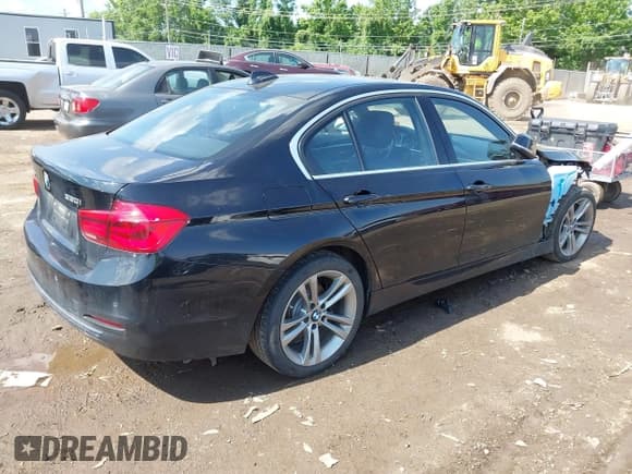 ✅ 2017 BMW 3 Series 330i xDrive • VIN: WBA8D9G5XHNT91375 • Lot: 42546882. Listed on IAAI with 107,573 mi. Free auction sales archive from the USA and detailed vehicle history report at DreamBid. Image 4.