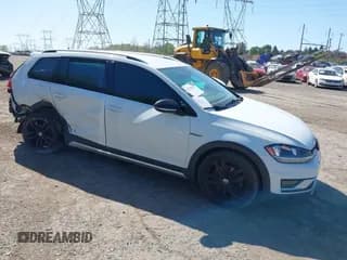 ✅ 2019 Volkswagen Golf S • VIN: 3VWM17AU1KM520407 • Lot: 42124124. Wystawiony na IAAI z przebiegiem 61 082 mil. Bezpłatny archiwum sprzedaży aukcyjnych z USA i szczegółowy raport historii pojazdu na DreamBid. Zdjęcie 1.