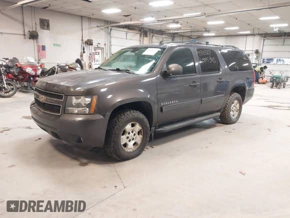 2010 Chevrolet Suburban LT z VIN 1GNUKJE36AR139025, wystawiony jako IAAI lot #41311327 z przebiegiem 201 955 mil mil oraz . Historia ofert i sprzedaży dostępna na DreamBid. Obrazek 2.