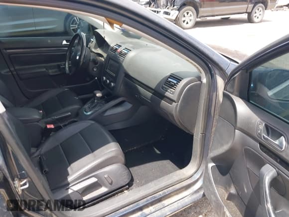 ✅ 2010 Volkswagen Jetta Limited Edition • VIN: 3VWRX7AJ1AM067933 • Lot: 42153235. Listed on IAAI with 127,051 mi. Free auction sales archive from the USA and detailed vehicle history report at DreamBid. Image 5.