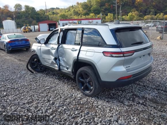 ✅ 2023 Jeep Grand Cherokee Laredo • VIN: 1C4RJHAG5P8829642 • Lot: 43522405. Wystawiony na IAAI z przebiegiem 26 012 mil. Bezpłatny archiwum sprzedaży aukcyjnych z USA i szczegółowy raport historii pojazdu na DreamBid. Zdjęcie 3.