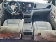 ✅ 2018 Toyota Sienna XLE • VIN: 5TDYZ3DC8JS953584 • Lot: 93465855. Wystawiony na Copart z przebiegiem 60 045 mil. Bezpłatny archiwum sprzedaży aukcyjnych z USA i szczegółowy raport historii pojazdu na DreamBid. Zdjęcie 8.