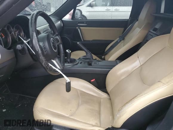 ✅ 2010 Mazda MX-5 Miata Touring • VIN: JM1NC2EF6A0210562 • Lot: 81333424. Wystawiony na Copart z przebiegiem 235 353 mil. Bezpłatny archiwum sprzedaży aukcyjnych z USA i szczegółowy raport historii pojazdu na DreamBid. Zdjęcie 7.