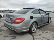 ✅ 2013 Mercedes-Benz C 250 • VIN: WDDGJ4HB9DF946888 • Lot: 90693825. Wystawiony na Copart z przebiegiem 88 385 mil. Bezpłatny archiwum sprzedaży aukcyjnych z USA i szczegółowy raport historii pojazdu na DreamBid. Zdjęcie 3.