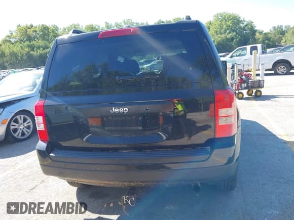 ✅ 2017 Jeep Patriot 75th Anniversary • VIN: 1C4NJPBB0HD102106 • Лот: 43091539. Опубликован ранее на IAAI с пробегом 253 797 миль. Бесплатный доступ к архиву аукционных продаж из США и подробный отчёт об истории автомобиля на DreamBid. Изображение 16.