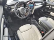✅ 2021 MINI Convertible Cooper S • VIN: WMWWJ5C00M3N14853 • Lot: 89669005. Wystawiony na Copart z przebiegiem 16 495 mil. Bezpłatny archiwum sprzedaży aukcyjnych z USA i szczegółowy raport historii pojazdu na DreamBid. Zdjęcie 8.