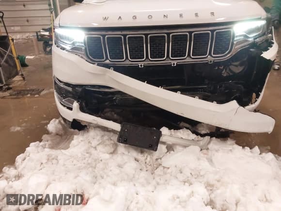 ✅ 2024 Jeep Wagoneer Series II • VIN: 1C4SJVBP3RS172571 • Lot: 43922807. Wystawiony na IAAI z przebiegiem 50 317 mil. Bezpłatny archiwum sprzedaży aukcyjnych z USA i szczegółowy raport historii pojazdu na DreamBid. Zdjęcie 18.