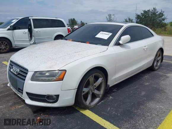 ✅ 2010 Audi A5 Premium Plus • VIN: WAULFAFR1AA034321 • Lot: 42255099. Wystawiony na IAAI z przebiegiem 129 786 mil. Bezpłatny archiwum sprzedaży aukcyjnych z USA i szczegółowy raport historii pojazdu na DreamBid. Zdjęcie 2.