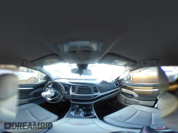 ✅ 2018 Toyota Highlander LE Plus • VIN: 5TDZZRFH1JS254295 • Lot: 43763432. Wystawiony na IAAI z przebiegiem 90 210 mil. Bezpłatny archiwum sprzedaży aukcyjnych z USA i szczegółowy raport historii pojazdu na DreamBid. Zdjęcie 18.