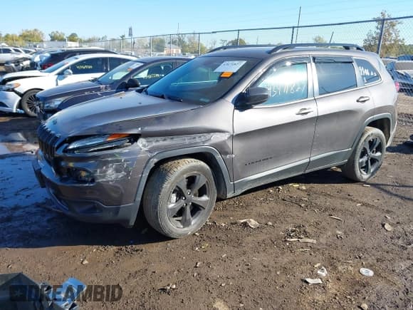 ✅ 2018 Jeep Cherokee Latitude • VIN: 1C4PJLCX3JD551488 • Лот: 43471827. Опубликован ранее на IAAI с пробегом 104 500 миль. Бесплатный доступ к архиву аукционных продаж из США и подробный отчёт об истории автомобиля на DreamBid. Изображение 2.