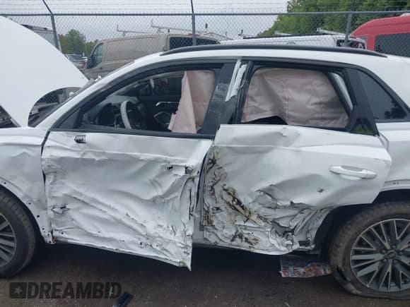 ✅ 2024 Audi Q3 Premium • VIN: WA1AUCF39R1100790 • Lot: 43239581. Listed on IAAI with 21,989 mi. Free auction sales archive from the USA and detailed vehicle history report at DreamBid. Image 6.