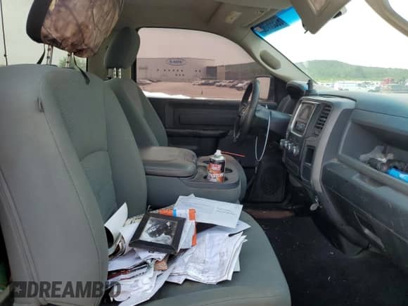 2017 Ram 1500 Tradesman z VIN 3C6JR6AG2HG791672, wystawiony jako Copart lot #60555785 z przebiegiem 174 891 mil mil oraz Czysty tytuł • Clean title. Historia ofert i sprzedaży dostępna na DreamBid. Obrazek 10.