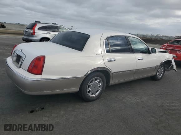 ✅ 2001 Lincoln Town Car Signature • VIN: 1LNHM82W41Y690745 • Lot: 82616445. Listed on Copart with 304,513 mi. Free auction sales archive from the USA and detailed vehicle history report at DreamBid. Image 3.