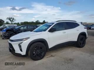 2024 Chevrolet Trax ACTIV с VIN KL77LKE28RC005564, выставлен на аукционе Copart как лот 81453785 с пробегом 42 589 миль миль и Списание • Salvage title. История ставок и продаж доступна на DreamBid. Изображение 1.