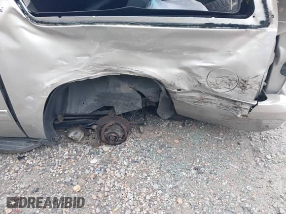 2014 Chevrolet Suburban LT z VIN 1GNSCJE0XER203597, wystawiony jako IAAI lot #42215407 z przebiegiem 186 556 mil mil oraz . Historia ofert i sprzedaży dostępna na DreamBid. Obrazek 6.