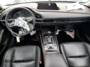 ✅ 2021 Mazda CX-30 Premium • VIN: 3MVDMBDL8MM315717 • Lot: 89928435. Wystawiony na Copart z przebiegiem 53 398 mil. Bezpłatny archiwum sprzedaży aukcyjnych z USA i szczegółowy raport historii pojazdu na DreamBid. Zdjęcie 8.