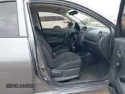 ✅ 2018 Nissan Versa S Plus • VIN: 3N1CN7AP8JL831790 • Lot: 42380102. Wystawiony na IAAI z przebiegiem 63 090 mil. Bezpłatny archiwum sprzedaży aukcyjnych z USA i szczegółowy raport historii pojazdu na DreamBid. Zdjęcie 5.