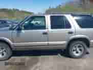 2000 Chevrolet Blazer LS z VIN 1GNCS13W2Y2355000, wystawiony jako IAAI lot #41853380 z przebiegiem 275 732 mil mil oraz . Historia ofert i sprzedaży dostępna na DreamBid. Obrazek 14.