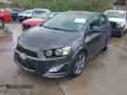 ✅ 2013 Chevrolet Sonic RS • VIN: 1G1JG6SB9D4220164 • Lot: 41908964. Wystawiony na IAAI z przebiegiem 34 331 mil mil. Skorzystaj z bezpłatnego archiwum sprzedaży aukcyjnych z USA i zobacz szczegółowy raport historii pojazdu na DreamBid. Zdjęcie 2.